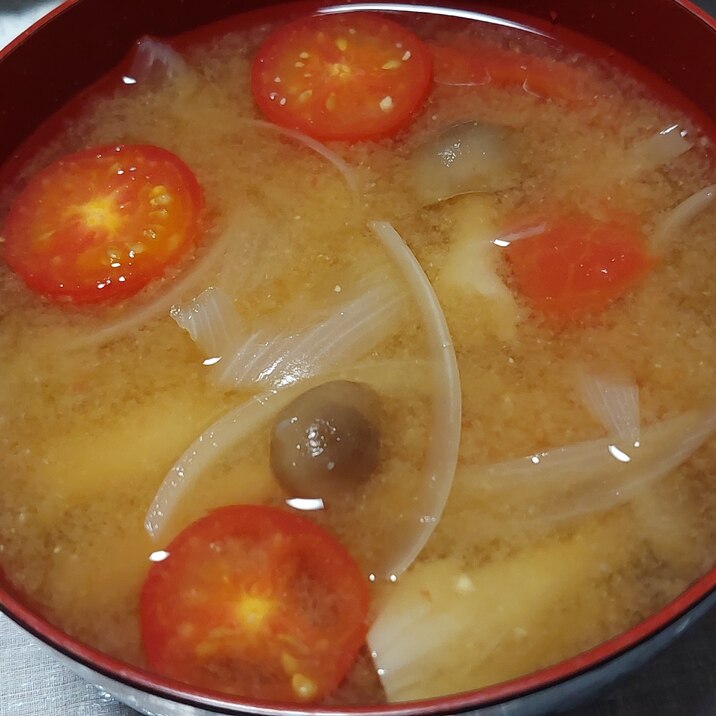 プチトマトと玉ねぎとしめじのお味噌汁